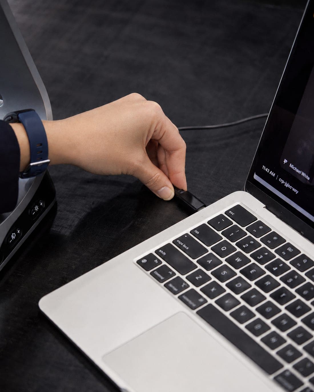 Connecting the USB-C cable between iVi and a laptop